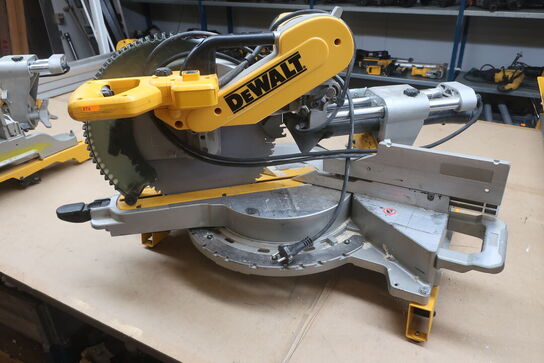 Kap/geringssav DEWALT DWS780 -QS med arbejdsbord