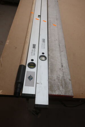 2 stk. vaterpas, retteskinne og kosteskaft