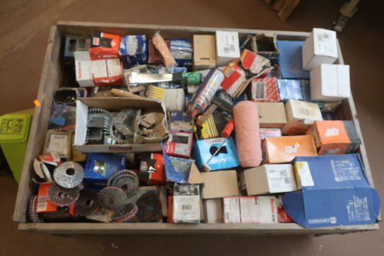 Indhold på palle, skruer, beslag m.m.