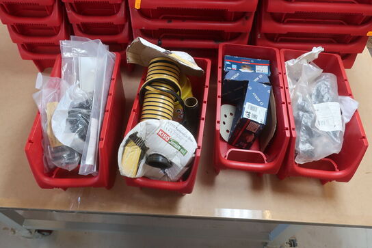 Røde kasser med indhold