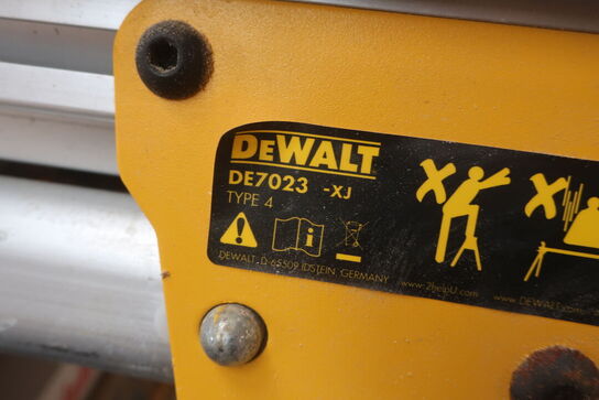 Kap-/geringssav DEWALT DWS778 -QS med arbejdsbord DE7023 -XJ