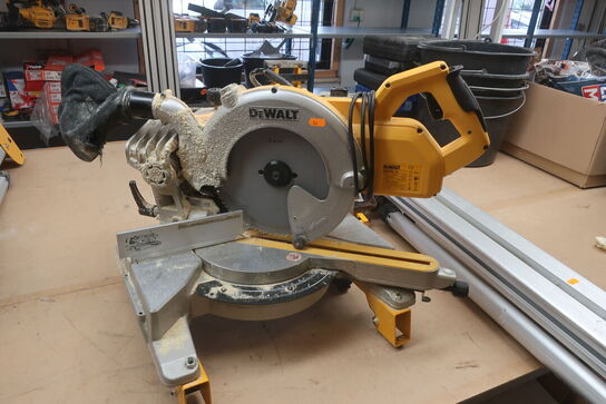 Kap-/geringssav DEWALT DWS778 -QS med arbejdsbord DE7023 -XJ