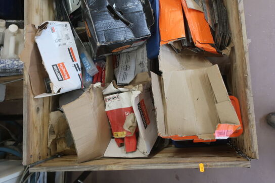 Indhold på palle, skruer, beslag m.m.