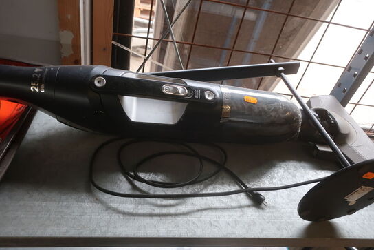 håndstøvsuger, bordlampe, fade og lysestage 