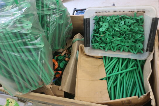 Indhold i 2 paller, taghætter, skruer, isoleringholder