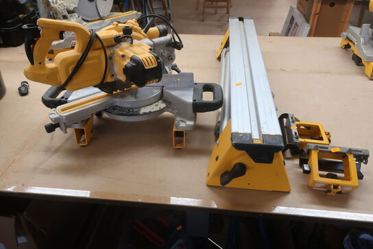 Kap-/geringssav DEWALT DWS773 -QS med arbejdsbord 
