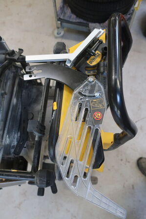 Bordrundsav DEWALT DWE7492 -QS med stastiv