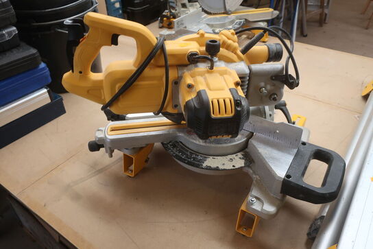 Kap-/geringssav DEWALT DWS773 -QS med arbejdsbord 