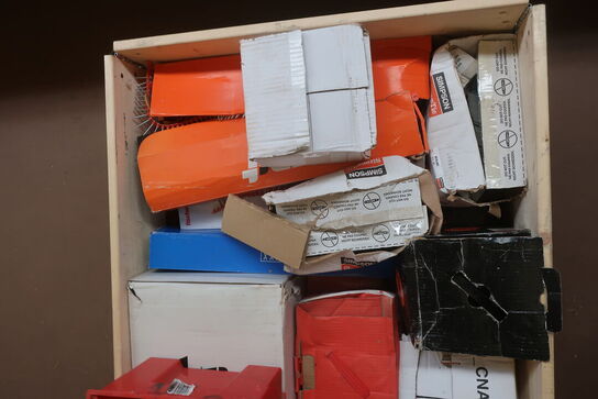 Indhold på palle, skruer, beslag m.m.