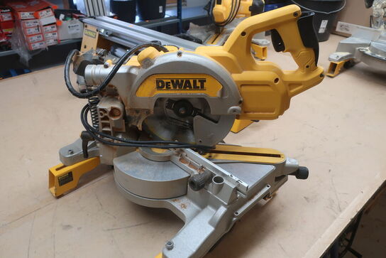 Kap-/geringssav DEWALT DWS777 -QS med arbejdsbord DE7033 -XJ