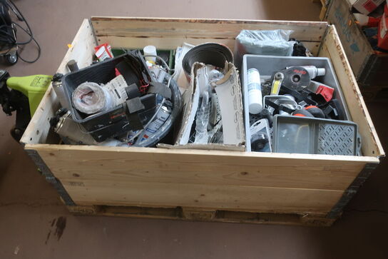 Indhold på palle, beslag, skum, sandpapir, tommekasser m.m.