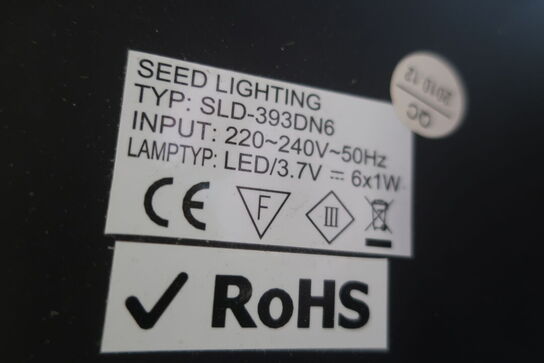 håndstøvsuger, bordlampe, fade og lysestage 