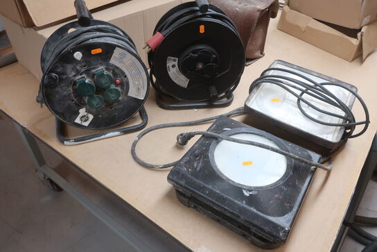 2 stk. kabeltromler og 2 stk. lamper