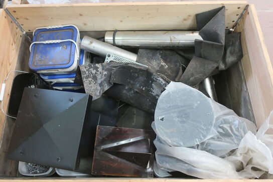 Indhold i 2 paller, taghætter, skruer, isoleringholder