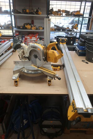 Kap-/geringssav DEWALT DWS778 -QS med arbejdsbord DE7023 -XJ