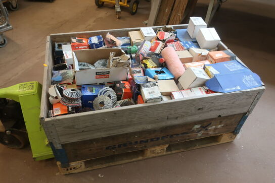 Indhold på palle, skruer, beslag m.m.