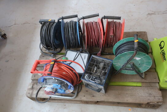 6 stk. kabeltromler, lampe og varmeblæser