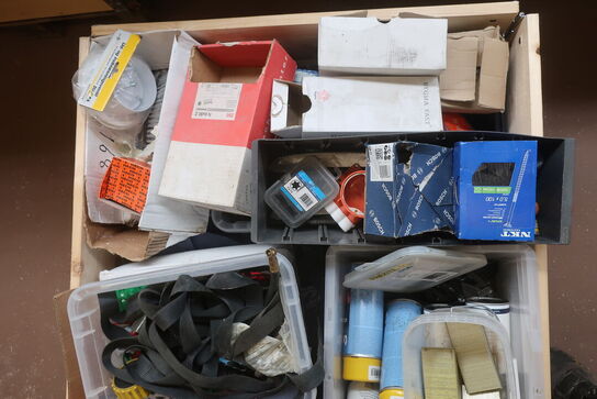 Indhold på palle, skruer, beslag, tape m.m.