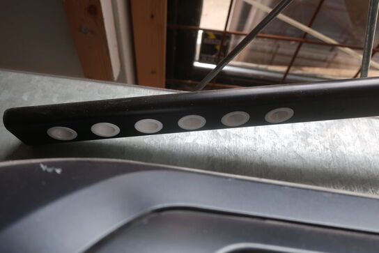 håndstøvsuger, bordlampe, fade og lysestage 