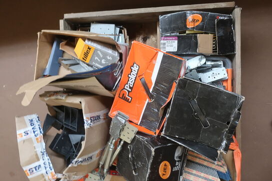 Indhold på palle, skruer, beslag m.m.