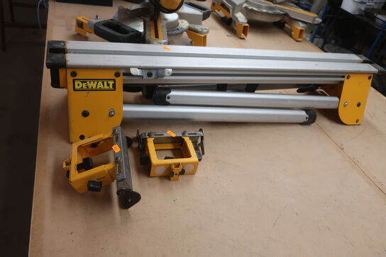 Kap-/geringssav DEWALT DWS773 -QS med arbejdsbord 