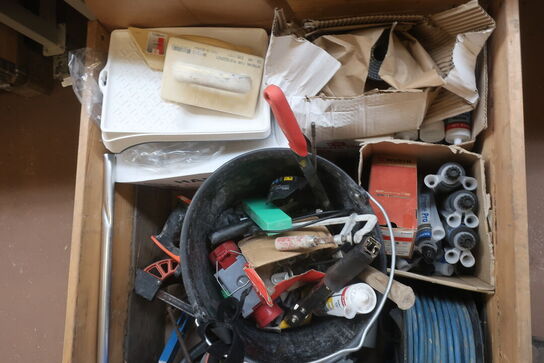 Indhold på palle, søm, værktøj fuge m.m.