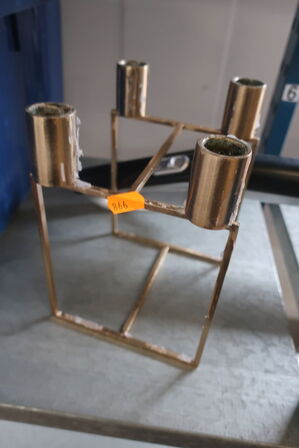 håndstøvsuger, bordlampe, fade og lysestage 