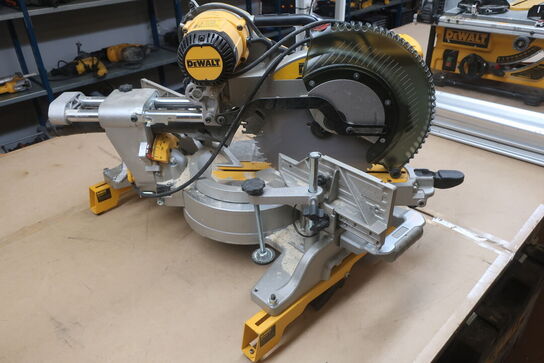 Kap/geringssav DEWALT DWS780 -QS med arbejdsbord