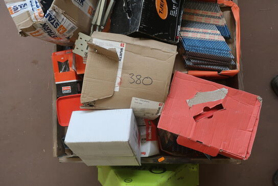 Indhold på palle, skruer, beslag m.m.