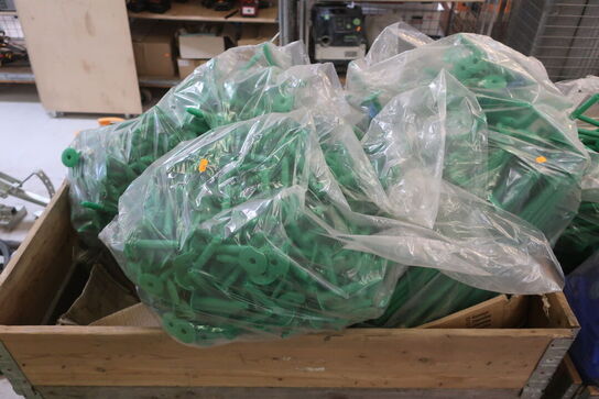 Indhold i 2 paller, taghætter, skruer, isoleringholder