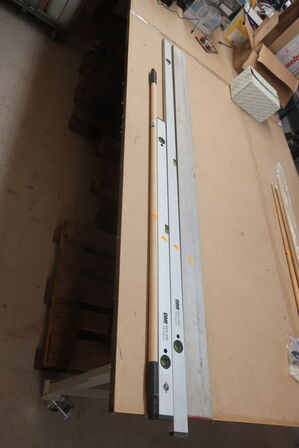 2 stk. vaterpas, retteskinne og kosteskaft