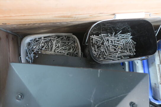 Indhold i 2 paller, taghætter, skruer, isoleringholder