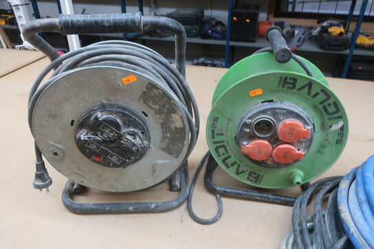 2 stk. kabeltromler, slanger, kabel og bygningtavle