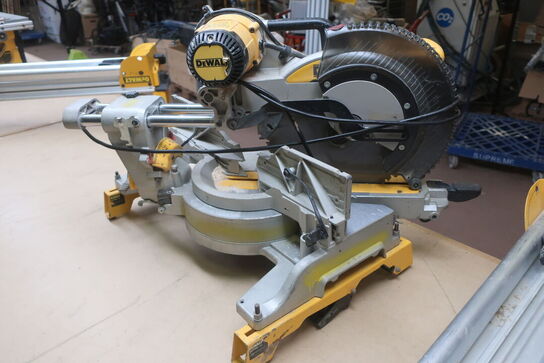 Kap/geringssav DEWALT DWS780 -QS med arbejdsbord