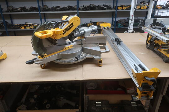 Kap/geringssav DEWALT DWS780 -QS med arbejdsbord