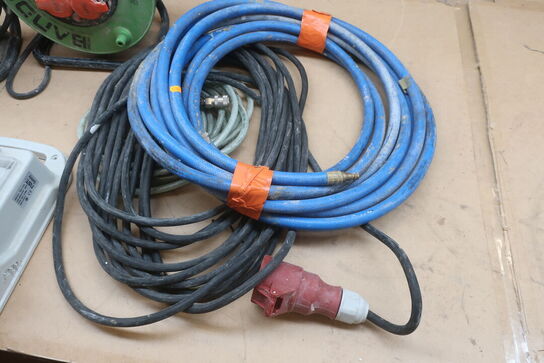 2 stk. kabeltromler, slanger, kabel og bygningtavle