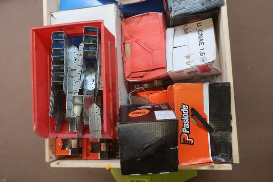 Indhold på palle, skruer, beslag m.m.