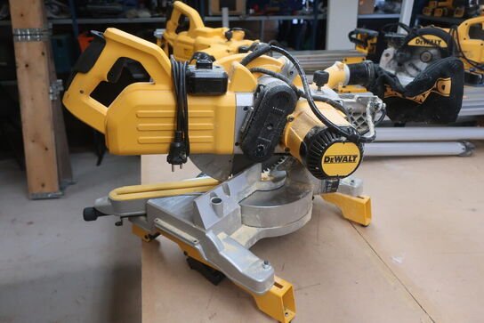 Kap-/geringssav DEWALT DWS778 -QS med arbejdsbord DE7023 -XJ