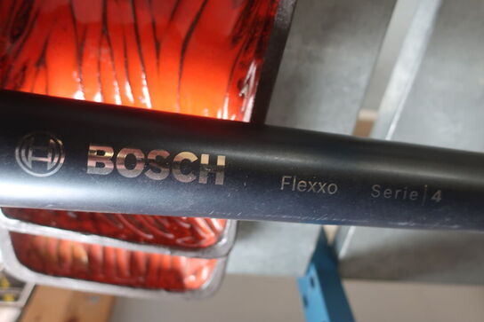 håndstøvsuger, bordlampe, fade og lysestage 