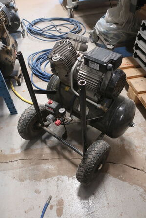 Kompressor TJEP 25/240-2 med slange 