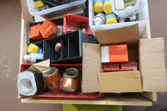 Indhold på palle, skruer, beslag, tape m.m.