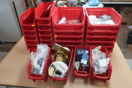 Røde kasser med indhold