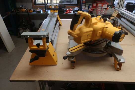 Kap-/geringssav DEWALT DWS777 -QS med arbejdsbord DE7033 -XJ