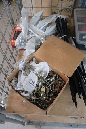 Skruer, pluks, beslag m.m.