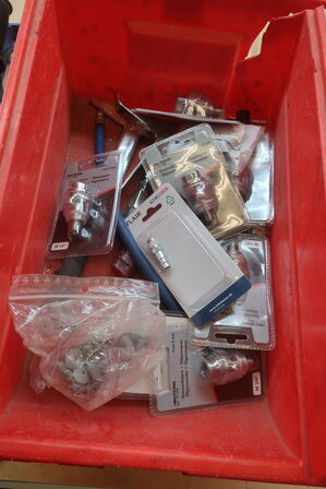 2 stk. rendejernsbukker og trykluftdele