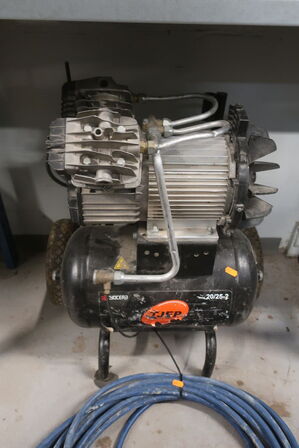 Kompressor TJEP 20/25-2 med slange 