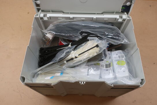 Kasse med div. stik, strips m.m.