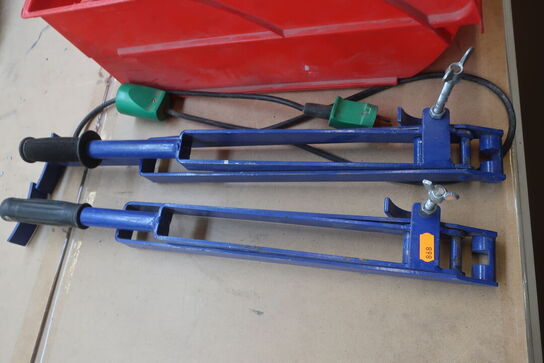 2 stk. rendejernsbukker og trykluftdele