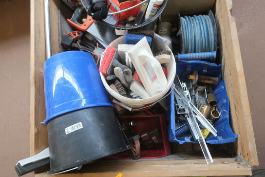 Indhold på palle, søm, værktøj fuge m.m.