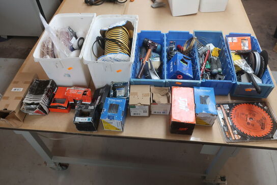 Værktøj, skruer, glasbånd m.m.